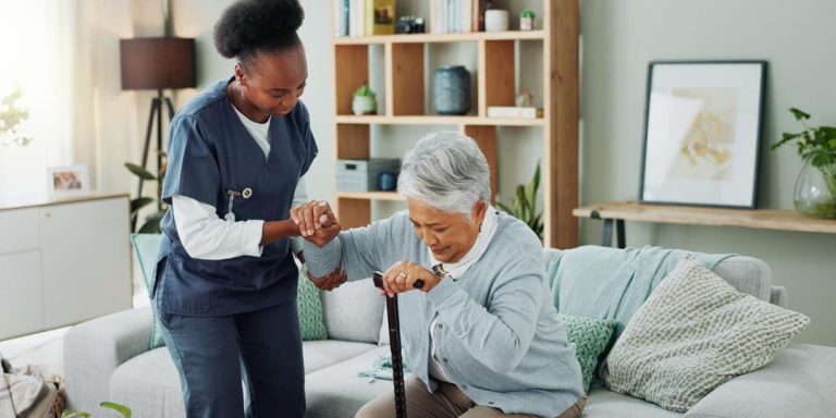 Casa de Repouso versus cuidados em casa: qual escolher?